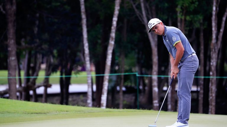 PLAYA DEL CARMEN, MEXICO - NOVEMBER 09:  Rickie Fowler the United States putts on the ninth green during the first round of the OHL Classic at Mayakoba on 