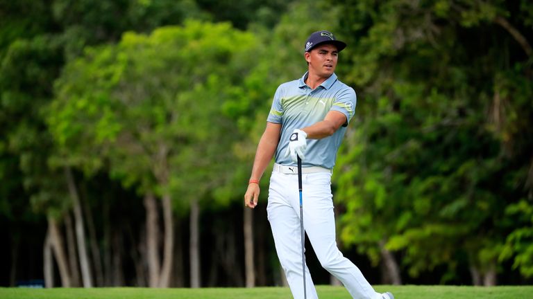 PLAYA DEL CARMEN, MEXICO - NOVEMBER 10:  Rickie Fowler the United States plays his shot from the second tee during the second round of the OHL Classic at M