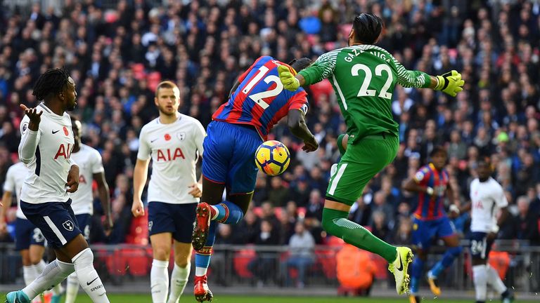 Crystal Palace's French midfielder Mamadou Sakho (L) shoots but fails to score against Tottenham Hotspur's Argentinian goalkeeper Paulo Gazzaniga during th