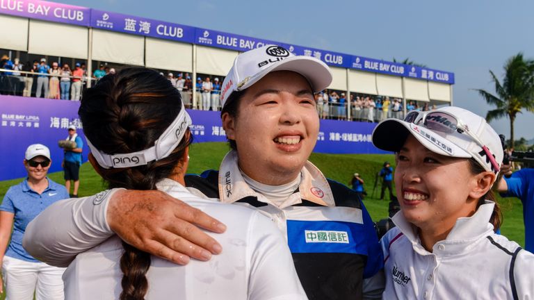China's Feng Shanshan (C) celebrates after winning the Blue Bay LPGA golf tournament at Jian Lake Blue Bay Golf Course on China's southern Hainan island on