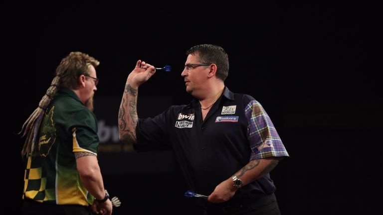 BWIN GRAND SLAM OF DARTS 2017.CIVIC HALL,.WOLVERHAMPTON.PIC;LAWRENCE LUSTIG.GROUP STAGE 3.Gary Anderson v Simon Whitlock.GARY ANDERSON IN ACTION