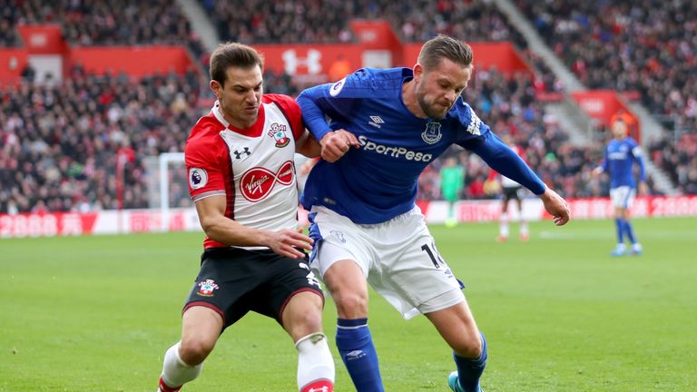 SOUTHAMPTON, ENGLAND - NOVEMBER 26:  Cedric Soares of Southampton and Gylfi Sigurdsson of Everton battle for possesion during the Premier League match betw