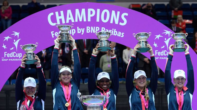 US team celebrate with their trophy after winning the Fed Cup final tennis match between Belarus and the United States, on November 12, 2017 in Minsk. / AF