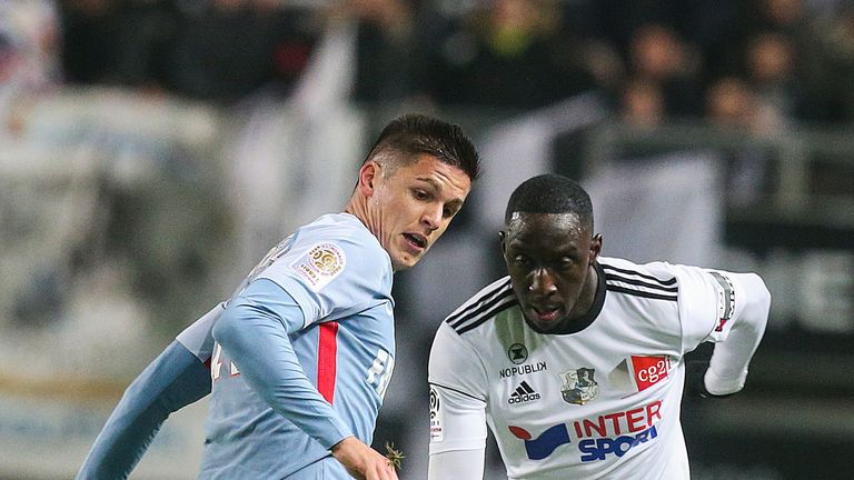 Amiens' Senegalese defender Issa Cissokho (R) outruns Monaco's Italian-Argentinian forward Guido Carrillo during the French L1 Football match Amiens vs Mon