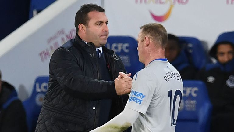 David Unsworth (L) substitutes Wayne Rooney during the English Premier League football match between Leicester City and Everton at King Power Stadium