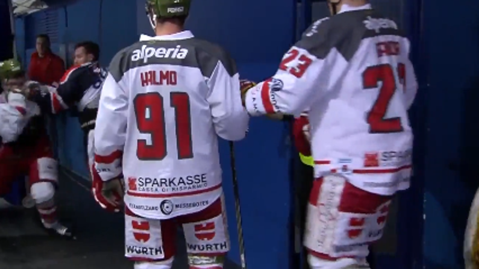 WATCH: Ice Hockey fight in Austrian Hockey League between players of Medvescak Zagreb and HC Bolzano