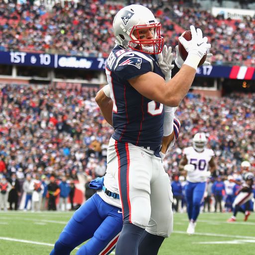 Gronkowski to play on with Pats