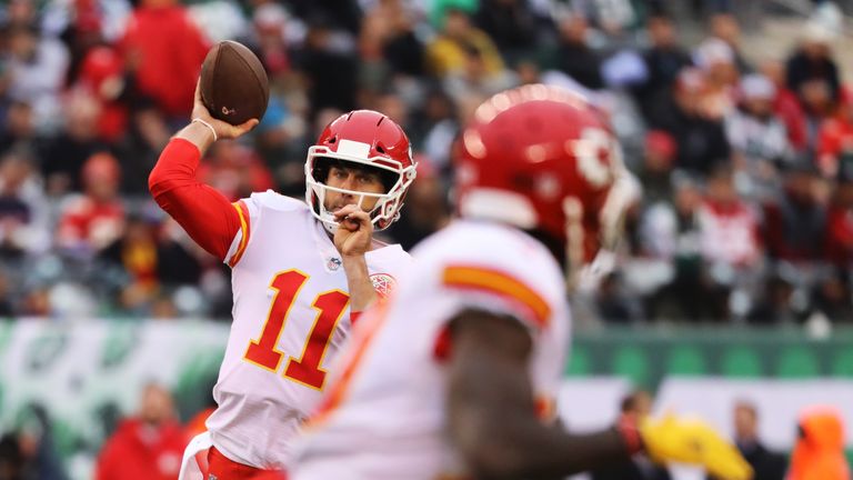 EAST RUTHERFORD, NJ - DECEMBER 03:  Alex Smith #11 throws to  Tyreek Hill #10 of the Kansas City Chiefs during their game at MetLife Stadium on December 3,