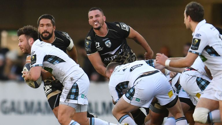 Glasgow's British scrum-half Ali Price (L) runs with the ball during the European rugby champions cup match between Montpellier and Glasgow Warriors 