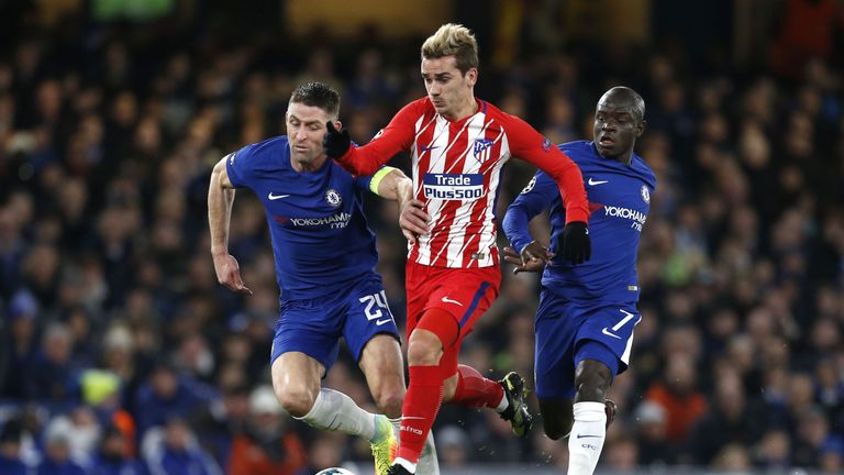 Atletico Madrid's French striker Antoine Griezmann (C) vies with Chelsea's English defender Gary Cahill (L) and Chelsea's French midfielder N'Golo Kante du