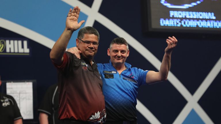 WILLIAM HILL WORLD DARTS CHAMPIONSHIP 2018.ALEXANDRA PALACE,LONDON.PIC;LAWRENCE LUSTIG.ROUND 1.JUSTIN PIPE V BERNIE SMITH.Justin pipe IN ACTION
