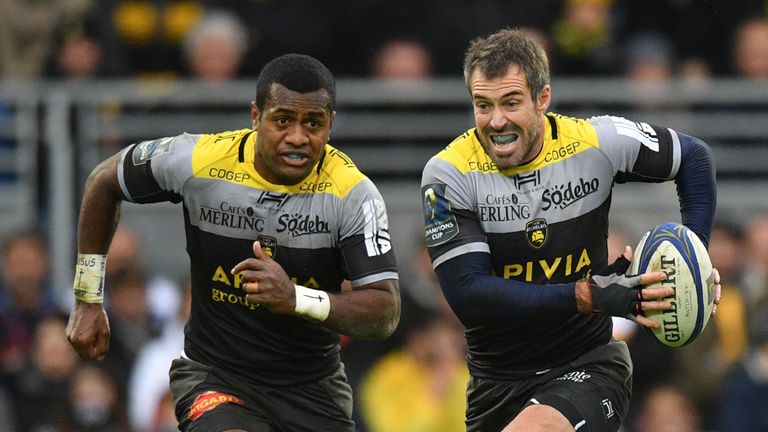 La Rochelle's Kini Murimurivalu (L) looks on as Brock James (R) runs with the ball against Wasps in the Champions Cup 10/12/2017