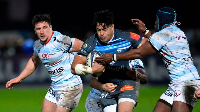 Castres flanker Alex Tulou (C) runs with the ball against Racing 92