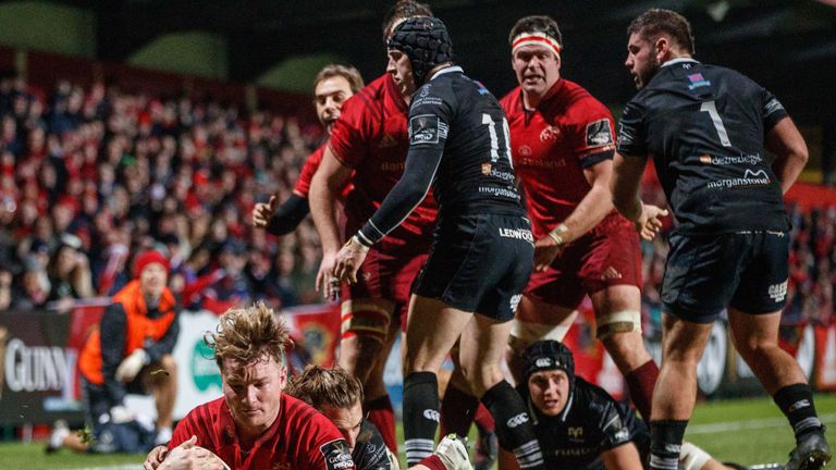 Chris Cloete showed great on-field intelligence to go over for Munster's third first half try 
