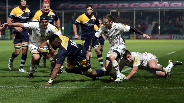 Christian Scotland-Williamson of Worcester Warriors dives to score 