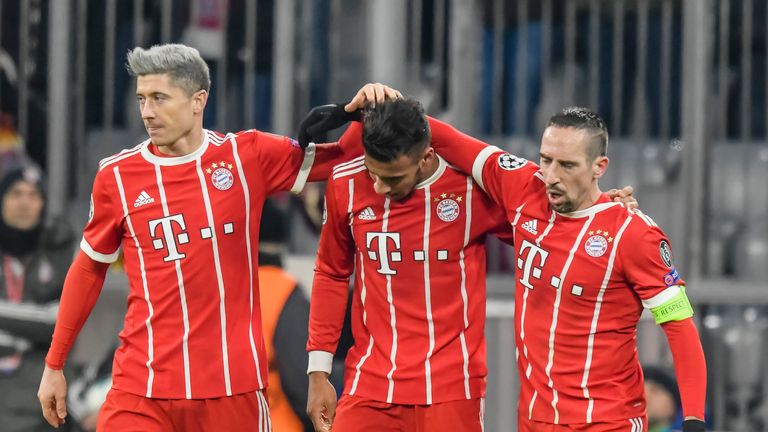 Bayern Munich's French midfielder Corentin Tolisso (C) celebrates his goal