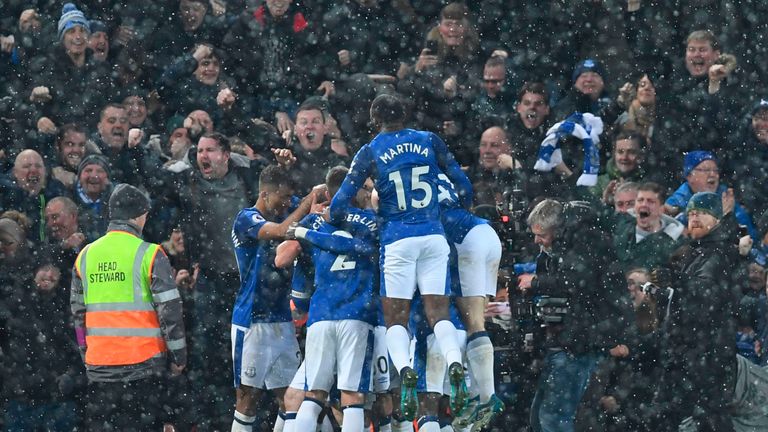 Everton players celebrate after Everton's English striker Wayne Rooney scored an equalising goal from the penalty spot to make the score 1-1 during the Eng