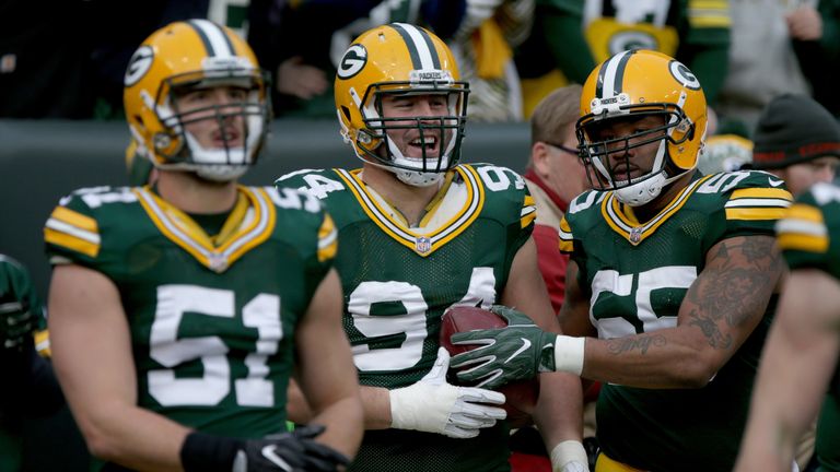 GREEN BAY, WI - DECEMBER 03:  Dean Lowry #94 of the Green Bay Packers celebrates with teammates after scoring a touchdown in the second quarter against the