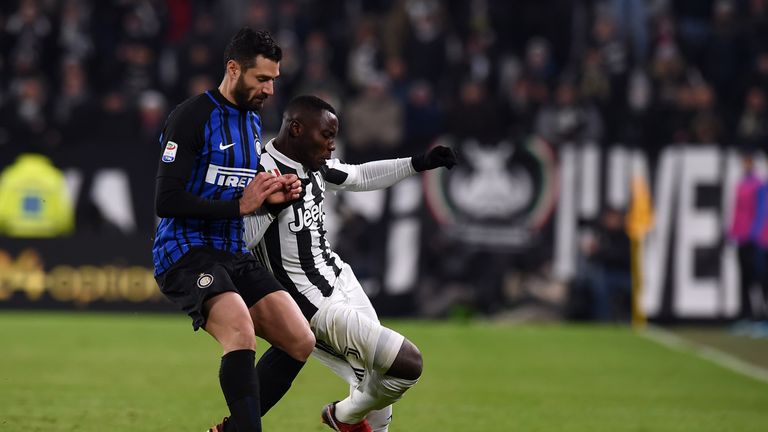 TURIN, ITALY - DECEMBER 09:  Antonio Candreva (L) of Internazionale and Kwadwo Asamoah of Juventus compete for the ball during the Serie A match between Ju