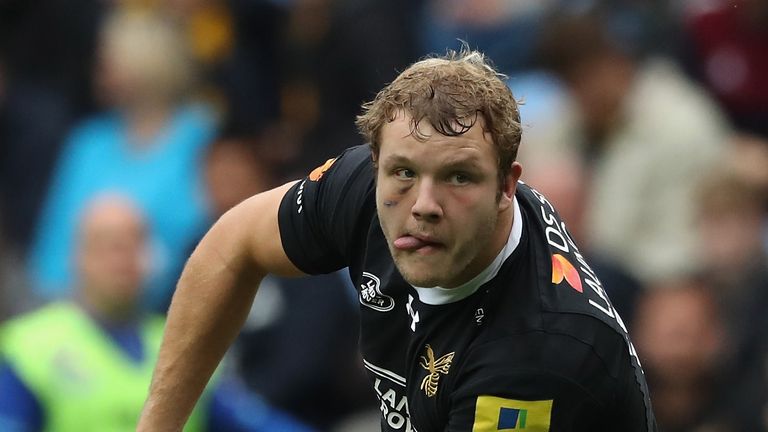 COVENTRY, ENGLAND - OCTOBER 01:  Joe Launchbury of Wasps passes the ball during the Aviva Premiership match between Wasps and Bath Rugby at The Ricoh Arena