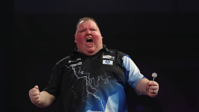 WILLIAM HILL WORLD DARTS CHAMPIONSHIP 2018.ALEXANDRA PALACE,.LONDON.PIC;LAWRENCE LUSTIG.ROUND2.DARYL GURNEY V JOHN HENDERSON.JOHN HENDERSON IN ACTION