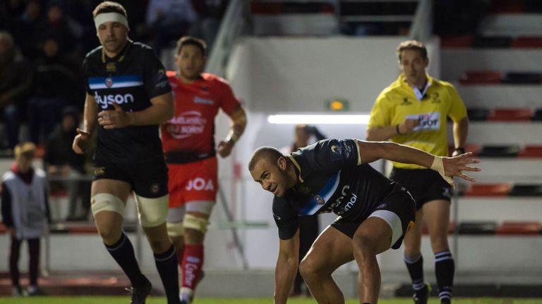 Bath's English center Jonathan Joseph (C) scores a try during the Champions Cup rugby union match RC Toulon vs Bath at The Mayol Stadium in Toulon, southea