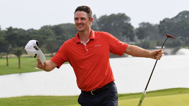 Justin Rose of England celebrates after making his final putt to win the Indonesian Masters golf tournament in Jakarta on December 17, 2017. / AFP PHOTO / 