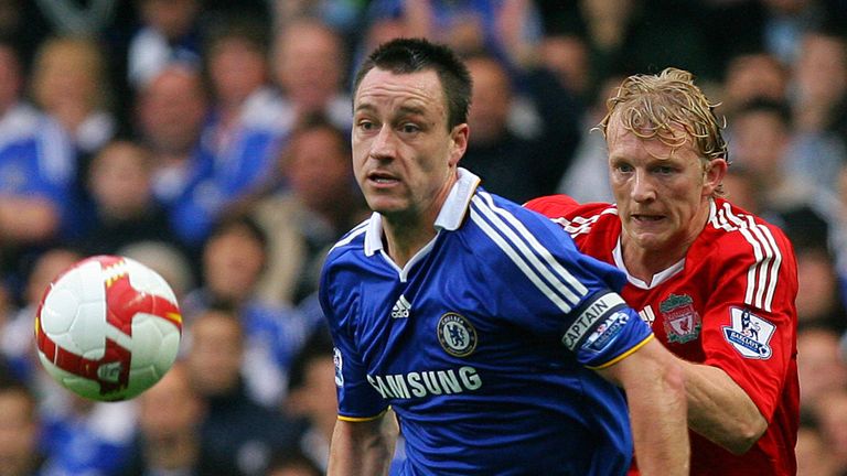 Chelsea's English footballer John Terry (L) and Liverpool's Dutch footballer Dirk Kuyt (R) fight for the ball during their Premiership football match betwe