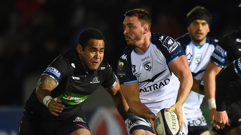 Montpellier's French number 8 Louis Picamoles (R) looks to pass the ball during the European Champions Cup pool 3 rugby union match between Glasgow Warrior