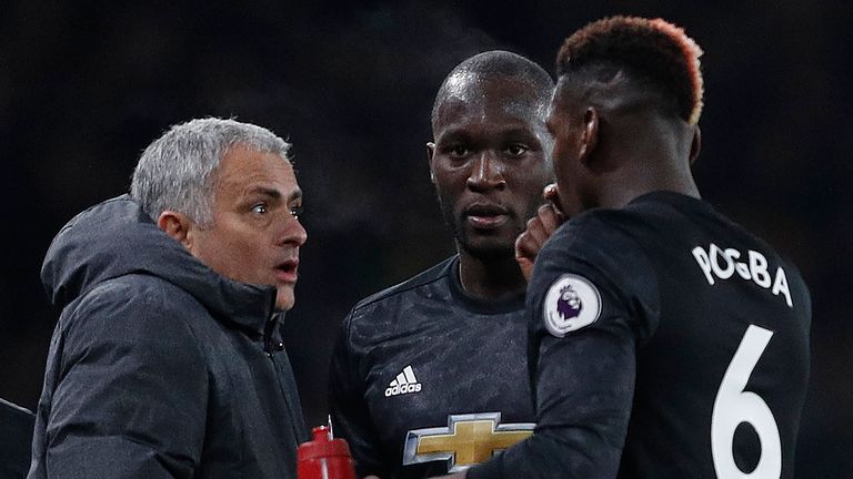 Manchester United's Portuguese manager Jose Mourinho (L) reacts as he talks with Manchester United's Belgian striker Romelu Lukaku (C) and Manchester Unite