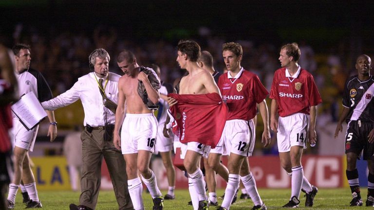 8 Jan 2000:  Roy Keane and Gary Neville lead the Manchester United team off the field after the 3-1 defeat at the end of the Vasco da Gama v Manchester Uni