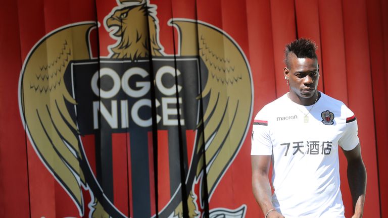 Nice's Italian forward Mario Balotelli arrives to attend a training session on the eve of the UEFA Champions League football match between Nice and Naples 