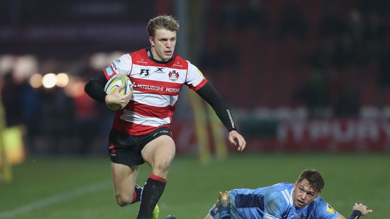 GLOUCESTER, ENGLAND - DECEMBER 02:  Ollie Thorley of Gloucester gets away from the Irish defence during the Aviva Premiership match between Gloucester Rugb