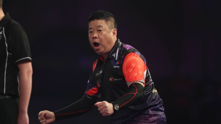 WILLIAM HILL WORLD DARTS CHAMPIONSHIP 2018.ALEXANDRA PALACE,LONDON.PIC;LAWRENCE LUSTIG.PREM ROUND .KAI FAN LEUNG V PAUL LIM.PAUL LIM IN ACTION