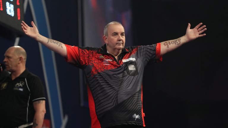 WILLIAM HILL WORLD DARTS CHAMPIONSHIP 2018.ALEXANDRA PALACE,.LONDON.PIC;LAWRENCE LUSTIG.SEMI FINAL.PHIL TAYLOR V JAMIE LEWIS.PHIL TAYLOR IN ACTION.