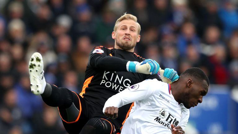 LEICESTER, ENGLAND - DECEMBER 16:  Christian Benteke of Crystal Palace clashes with Kasper Schmeichel of Leicester City during the Premier League match bet