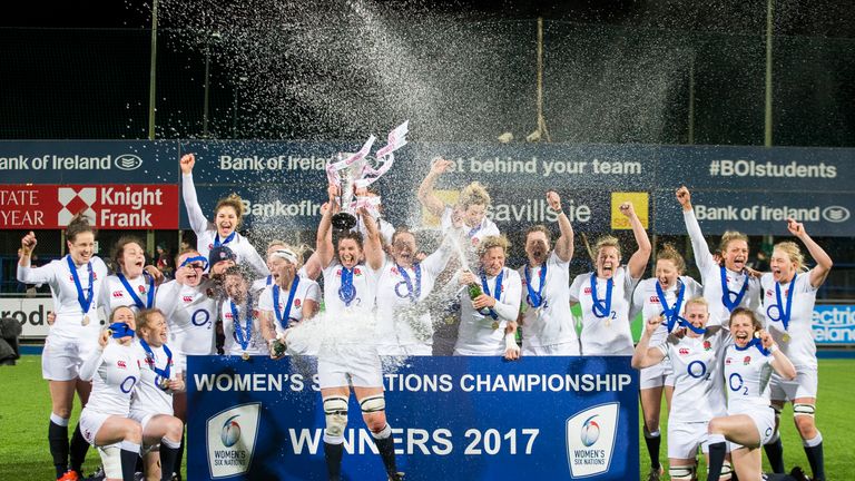 Sarah Hunter lifts the Six Nations trophy 