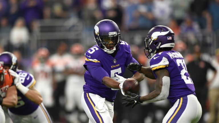 MINNEAPOLIS, MN - DECEMBER 17: Teddy Bridgewater #5 of the Minnesota Vikings hands the ball off to Jerick McKinnon #21 in the fourth quarter of the game ag