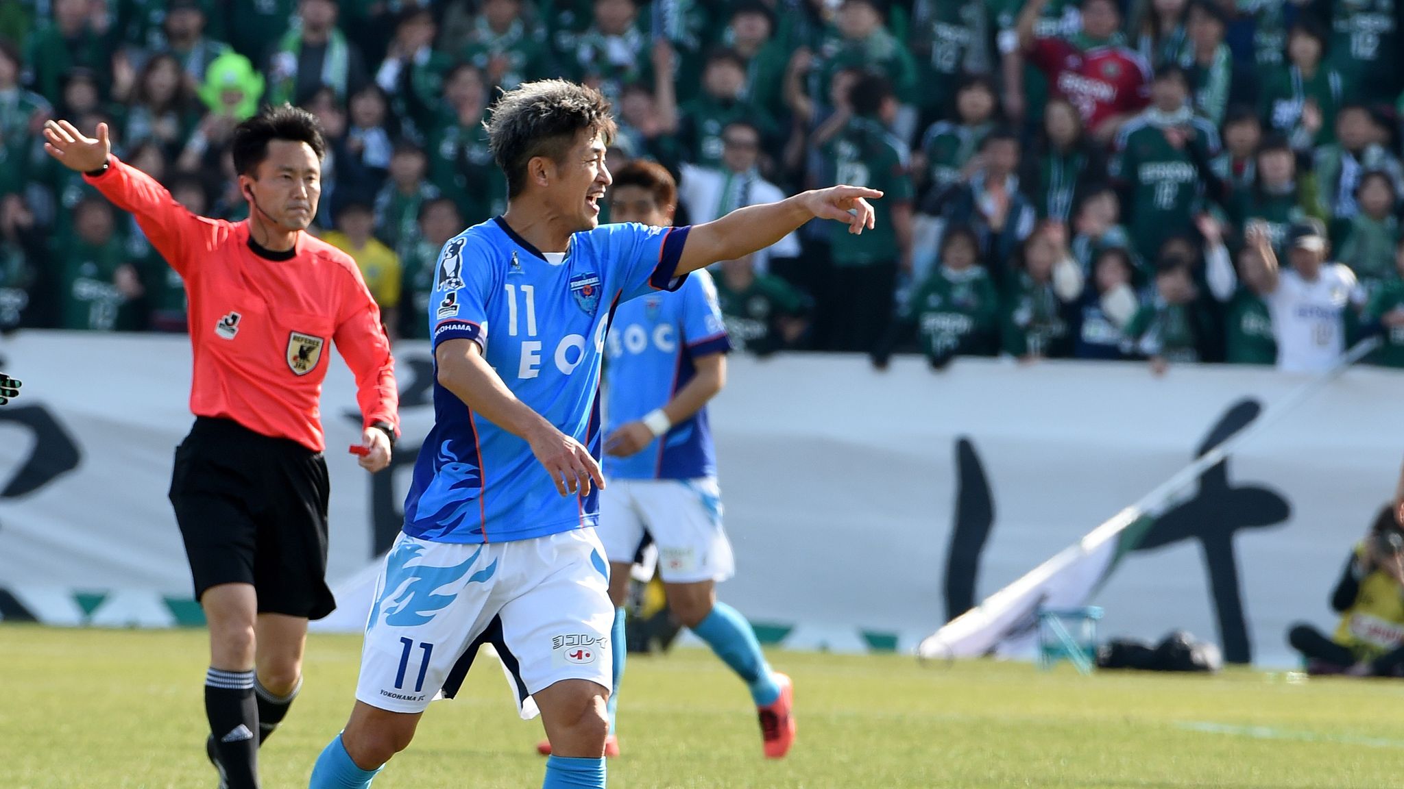 50-year-old striker Kazuyoshi Miura extends contract for 33rd season 