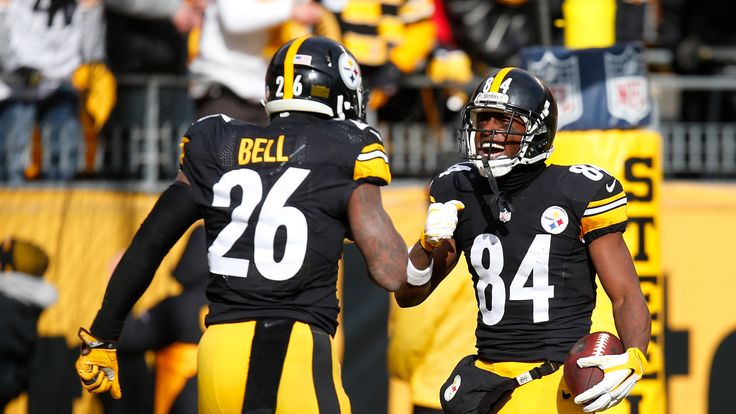 PITTSBURGH, PA - JANUARY 08:  Antonio Brown #84 of the Pittsburgh Steelers celebrates his touchdown with Le'Veon Bell #26 in the first quarter during the W