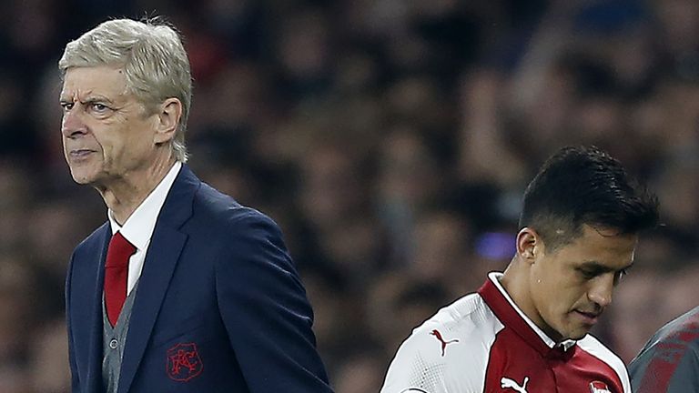 Arsenal's French manager Arsene Wenger (L) reacts as Arsenal's Chilean striker Alexis Sanchez is substituted off of the pitch
