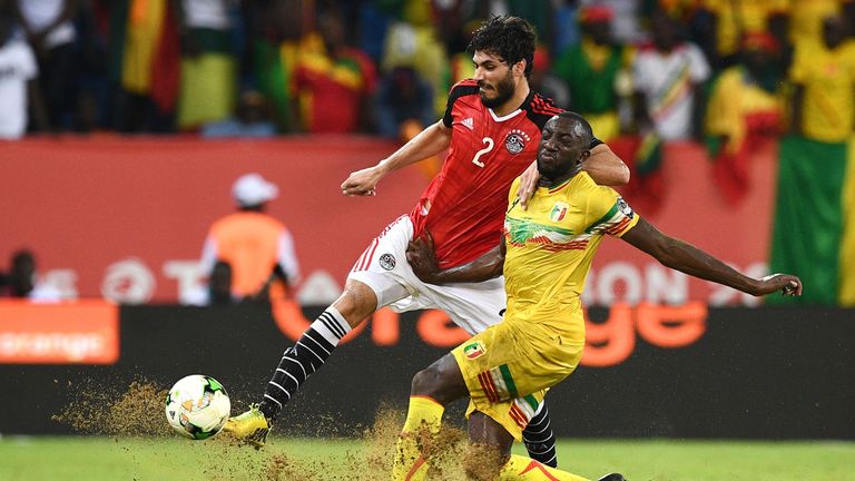 TOPSHOT - Mali's forward Moussa Marega (R) challenges Egypt's defender Ali Gabr during the 2017 Africa Cup of Nations group D football match between Mali a