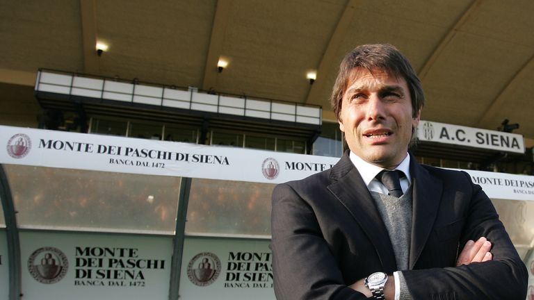 SIENA, ITALY - NOVEMBER 22:  Atalanta head coach Antonio Conte gestures during the Serie A match between Siena and Atalanta at Stadio Artemio Franchi on No