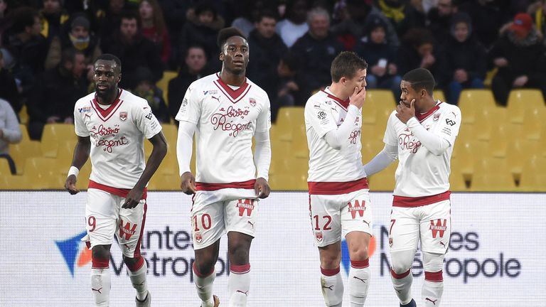 Bordeaux's French forward Nicolas De Preville (2nd R) celebrates with his teammates 