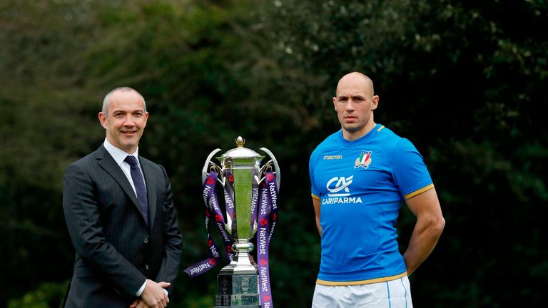 Italy's coach Conor O'Shea (L) and captain Sergio Parisse pose with the trophy during the 6 Nations Launch event in west London on January 24, 2018. / AFP 