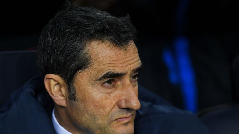 BARCELONA, SPAIN - JANUARY 11:  Head coach Ernesto Valverde of FC Barcelona looks on during the Copa del Rey round of 16 second leg match between FC Barcel