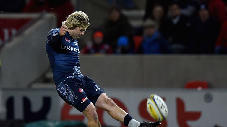 SALFORD, ENGLAND - JANUARY 06:  Faf De Klerk of Sale Sharks kicks a penalty to put Sale Sharks in to a 30-29 lead during the Aviva Premiership match betwee