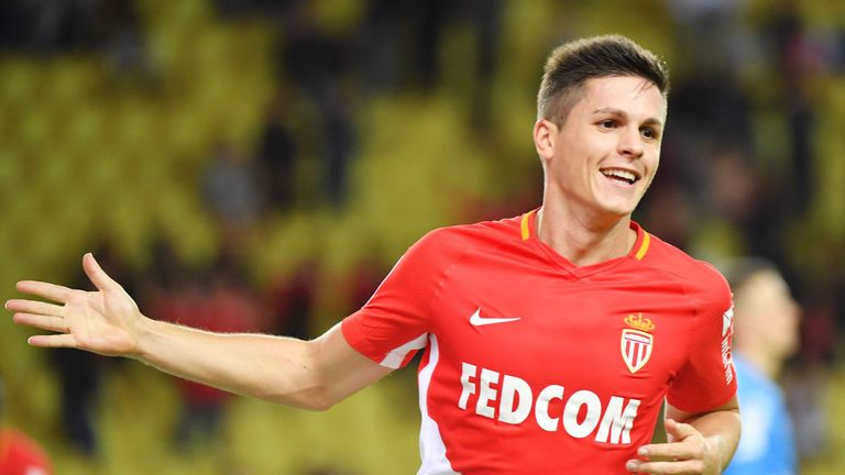 Southampton have agreed a £19.1m deal to sign striker Guido Carrillo