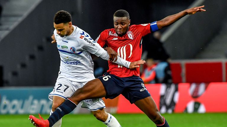 Strasbourg's French defender Kenny Lala (L) vies with Lille's French midefielder Ibrahim Amadou during the French L1 football match between Lille (LOSC) an