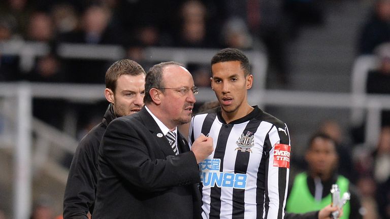 NEWCASTLE UPON TYNE, ENGLAND - JANUARY 06:  Rafael Benitez, Manager of Newcastle United gives instructions to player Isaac Hayden during the The Emirates F